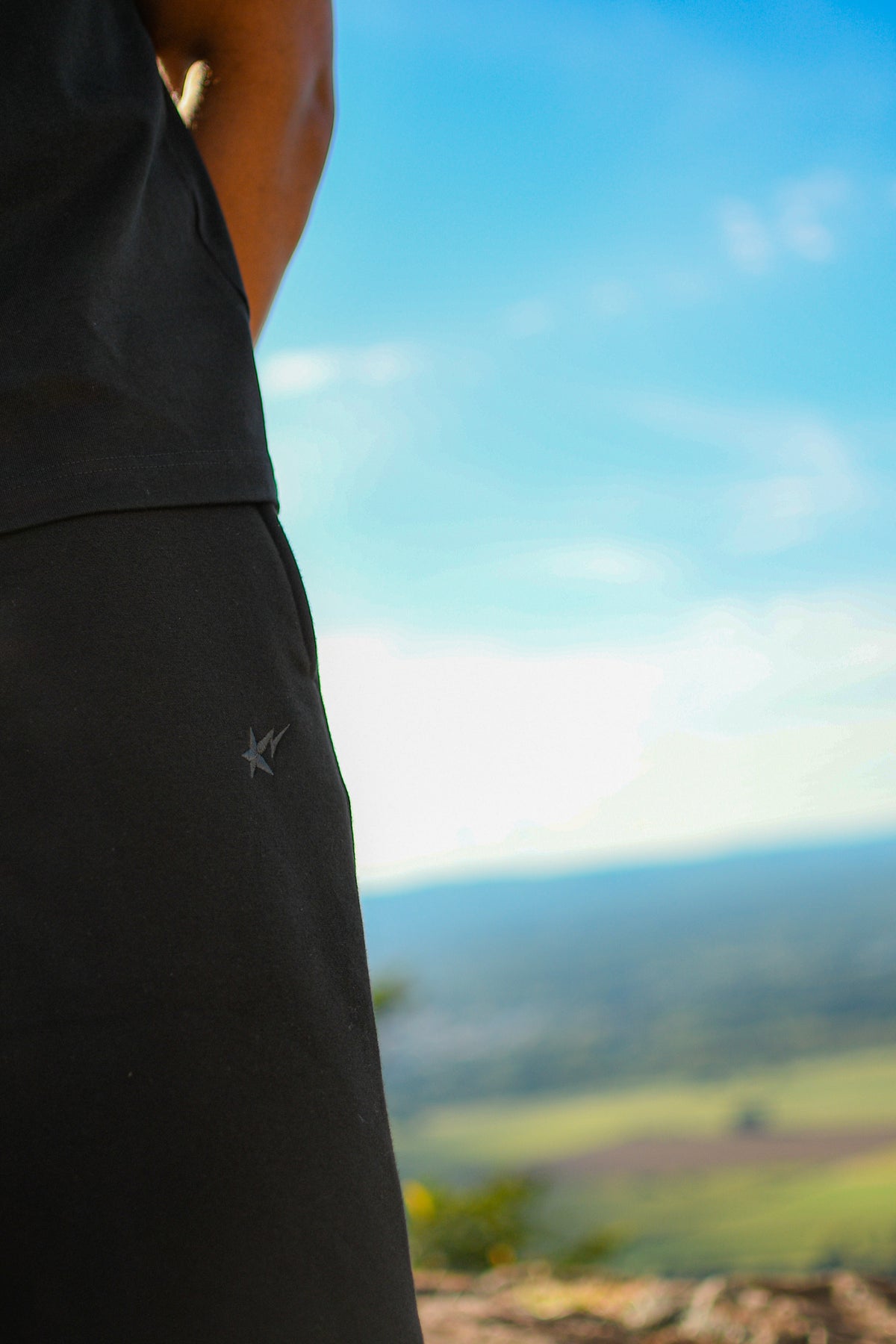 MAMOUR BLACK 3/4 SHORTS